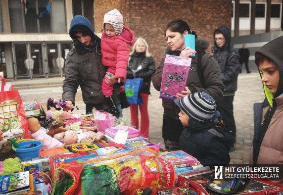 Tartós élelmiszer és ruhaosztás Dunaújvárosban